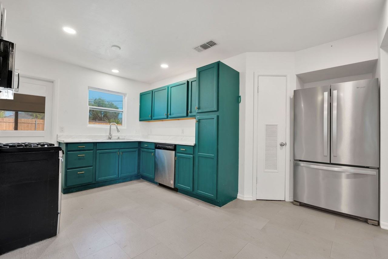 471 Hialeah Ave - Photo 5 of 17