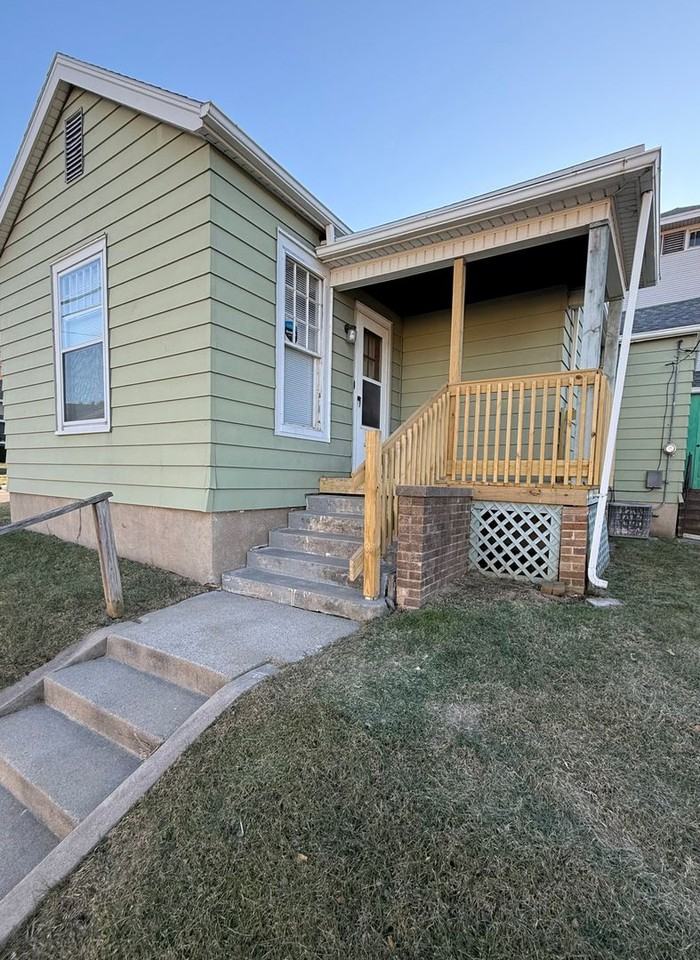 140 Lincoln Ave - Photo 2 of 3