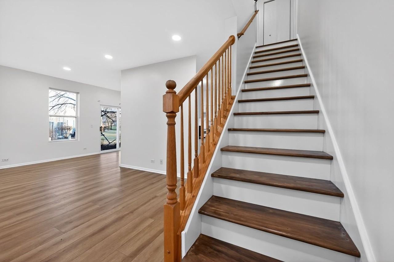 708 Meadowridge Dr - Photo 2 of 33