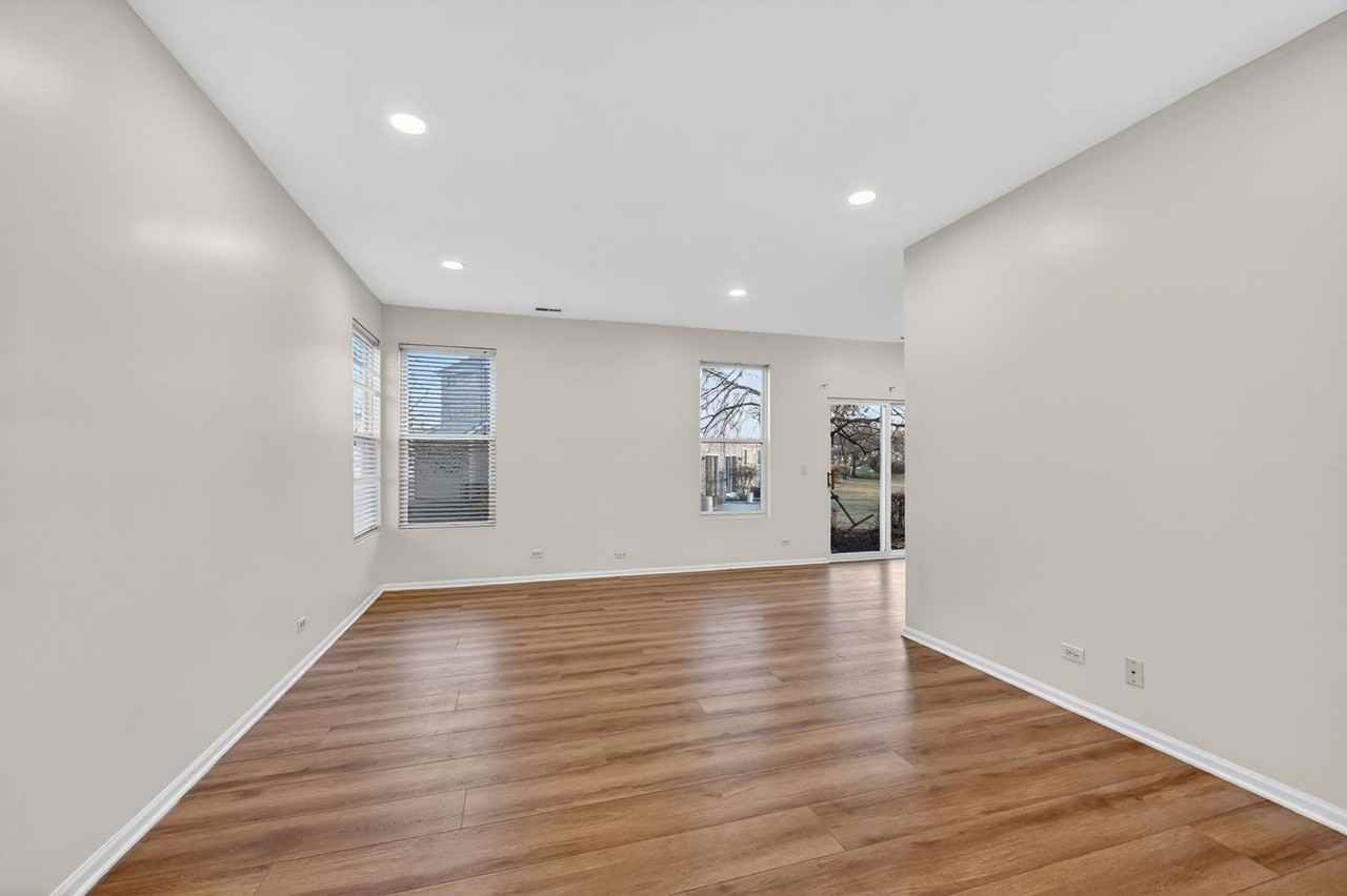 708 Meadowridge Dr - Photo 3 of 33