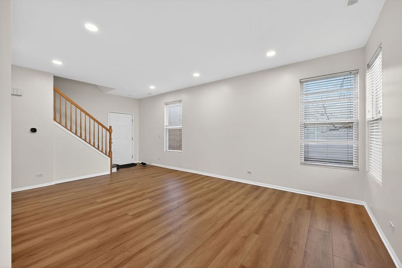 708 Meadowridge Dr - Photo 4 of 33