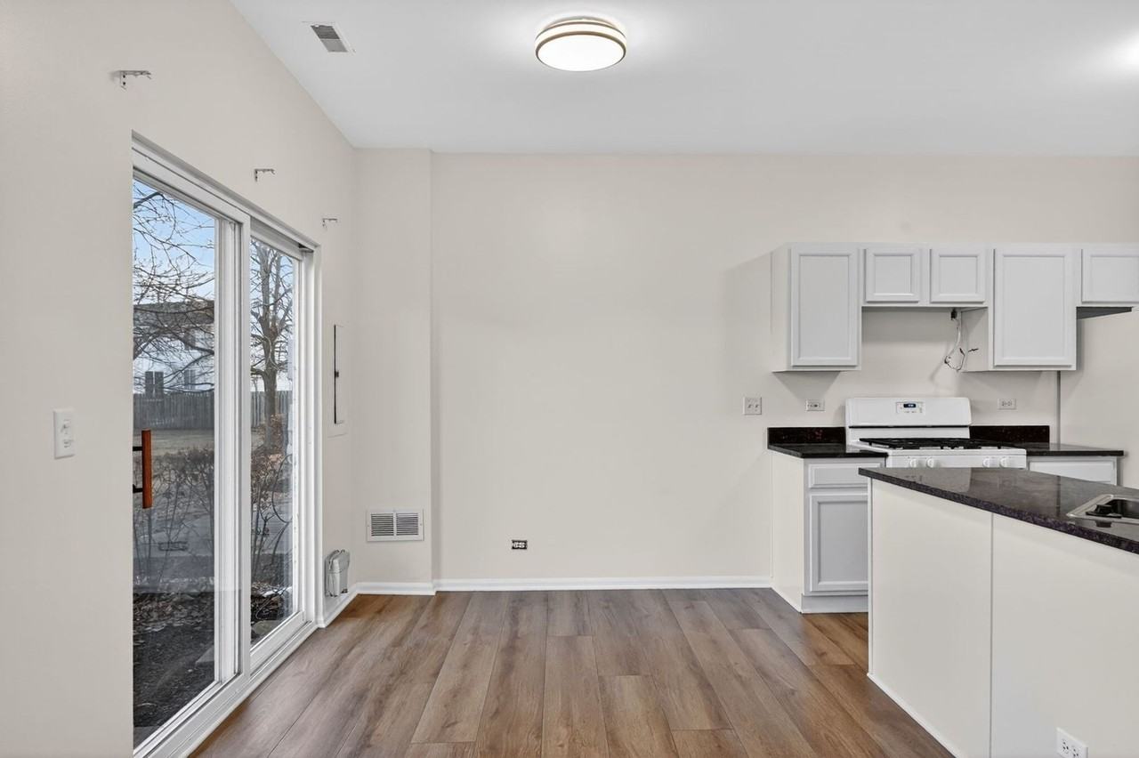 708 Meadowridge Dr - Photo 5 of 33