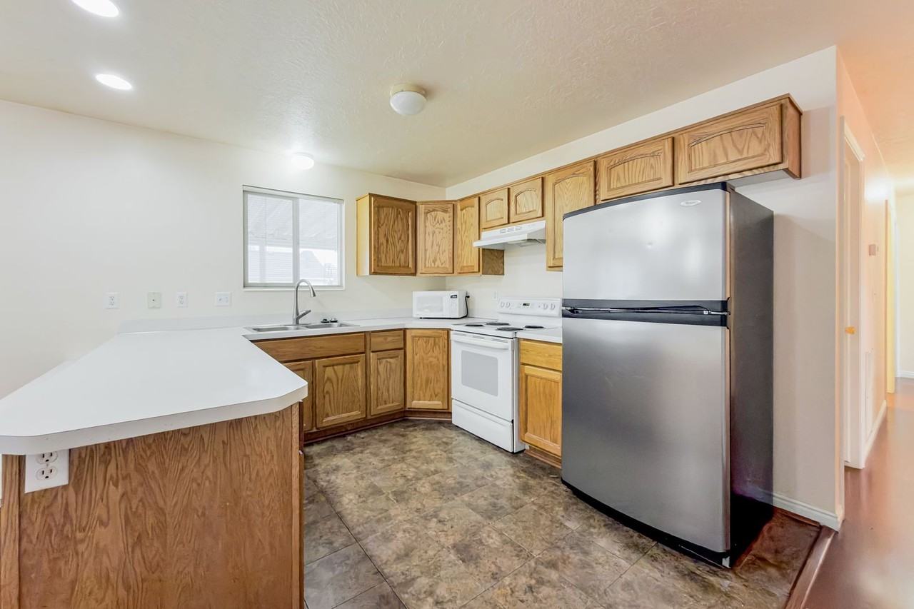 404 W 325 N - Photo 7 of 16