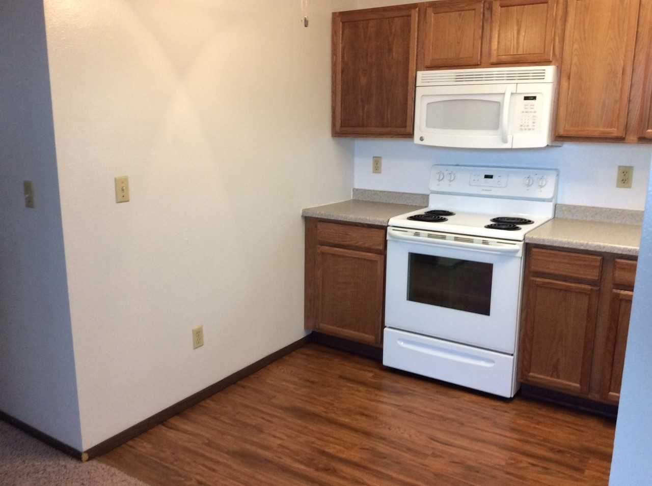 Royal Manor Apartments - Photo 4 of 15