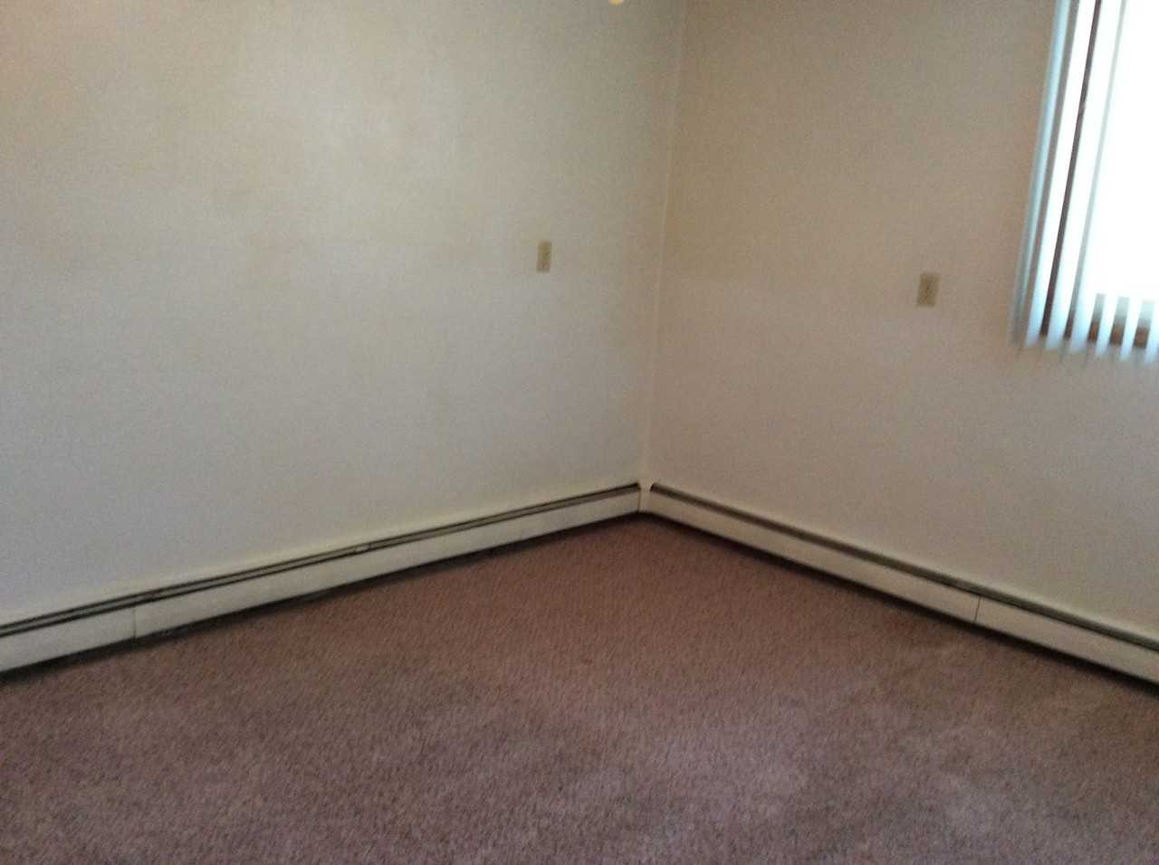 Royal Manor Apartments - Photo 7 of 15