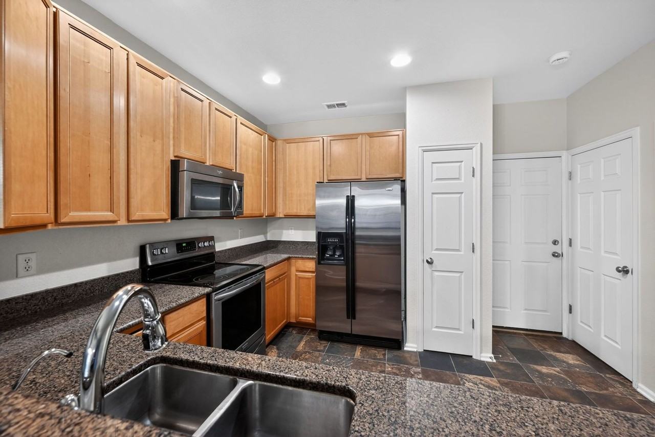 12743 Leyden St - Photo 3 of 31