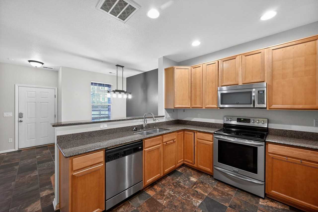 12743 Leyden St - Photo 4 of 31