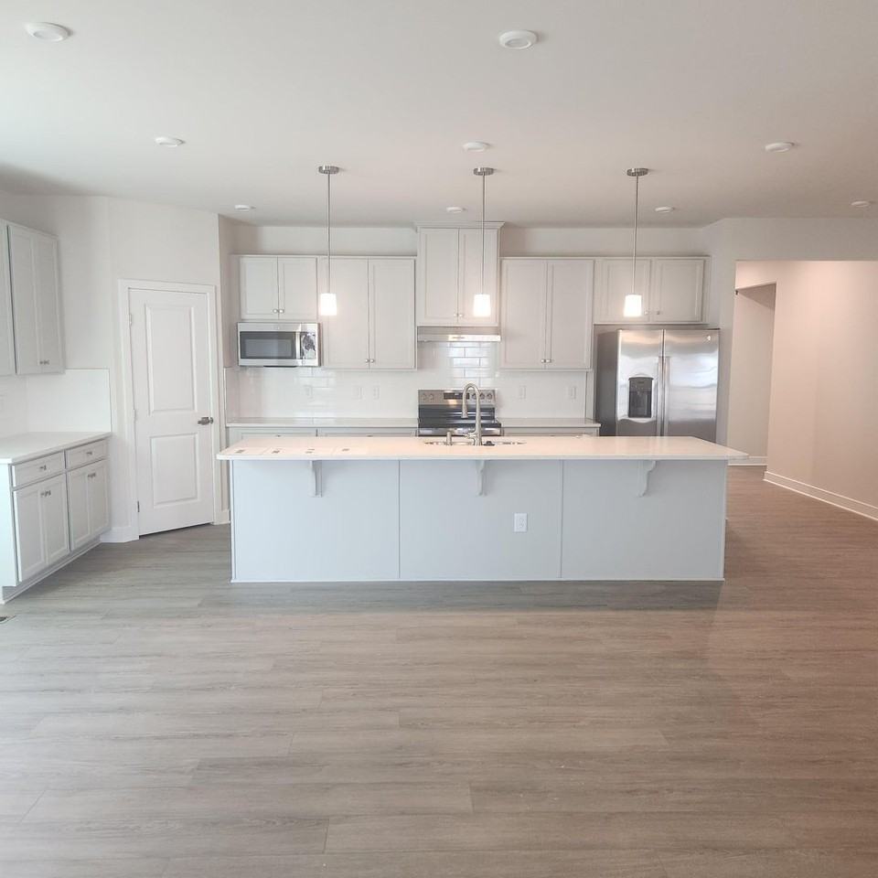 211 Woodcreek Rd - Photo 3 of 25