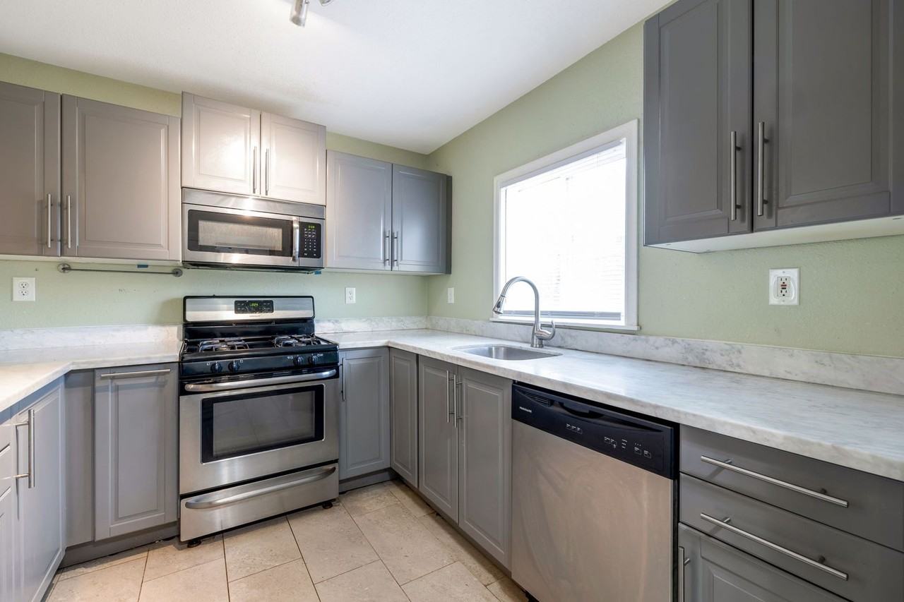 653 Nw 86th St - Photo 6 of 15