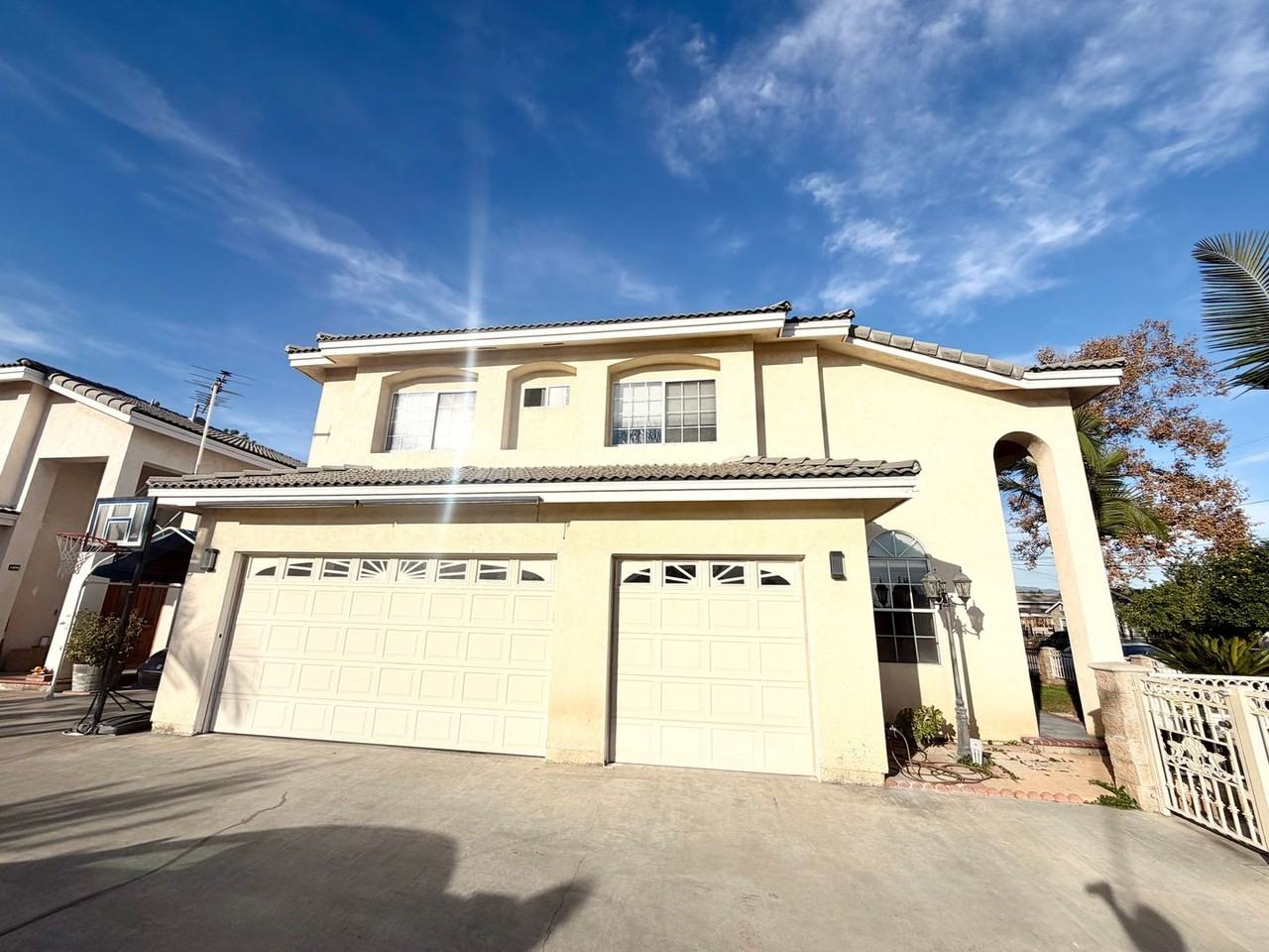 4511 Huddart Ave - Photo 3 of 30