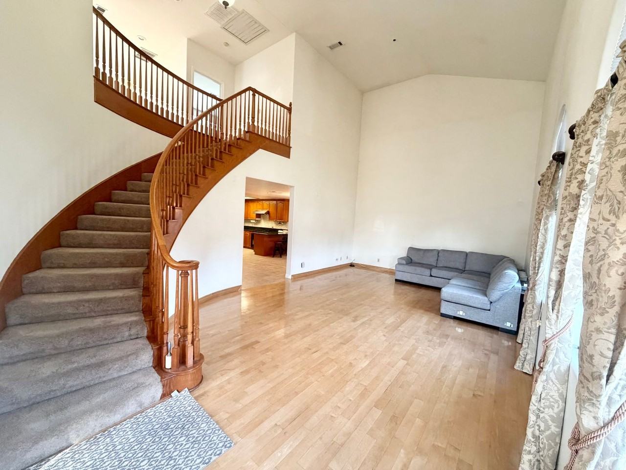 4511 Huddart Ave - Photo 5 of 30