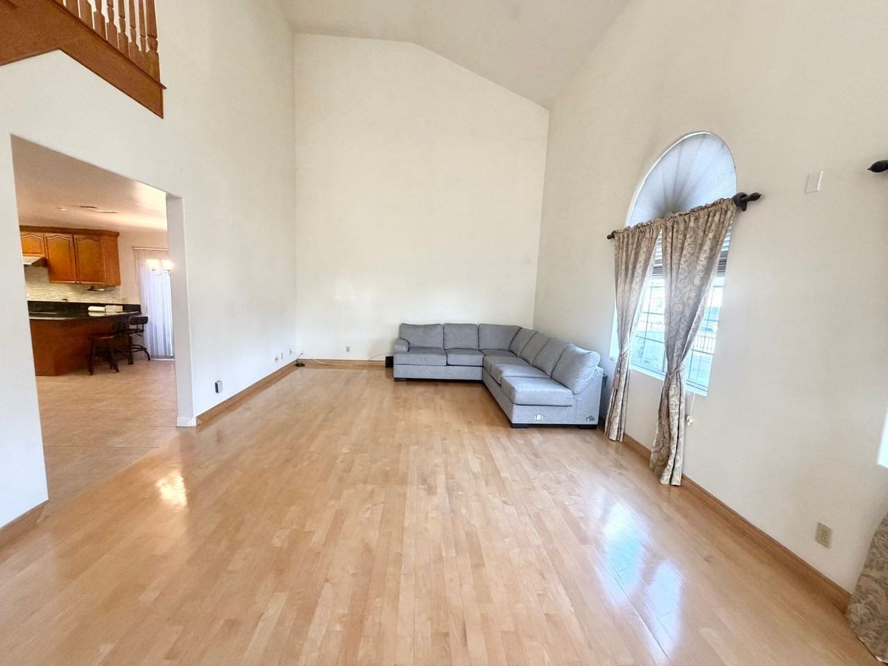 4511 Huddart Ave - Photo 6 of 30