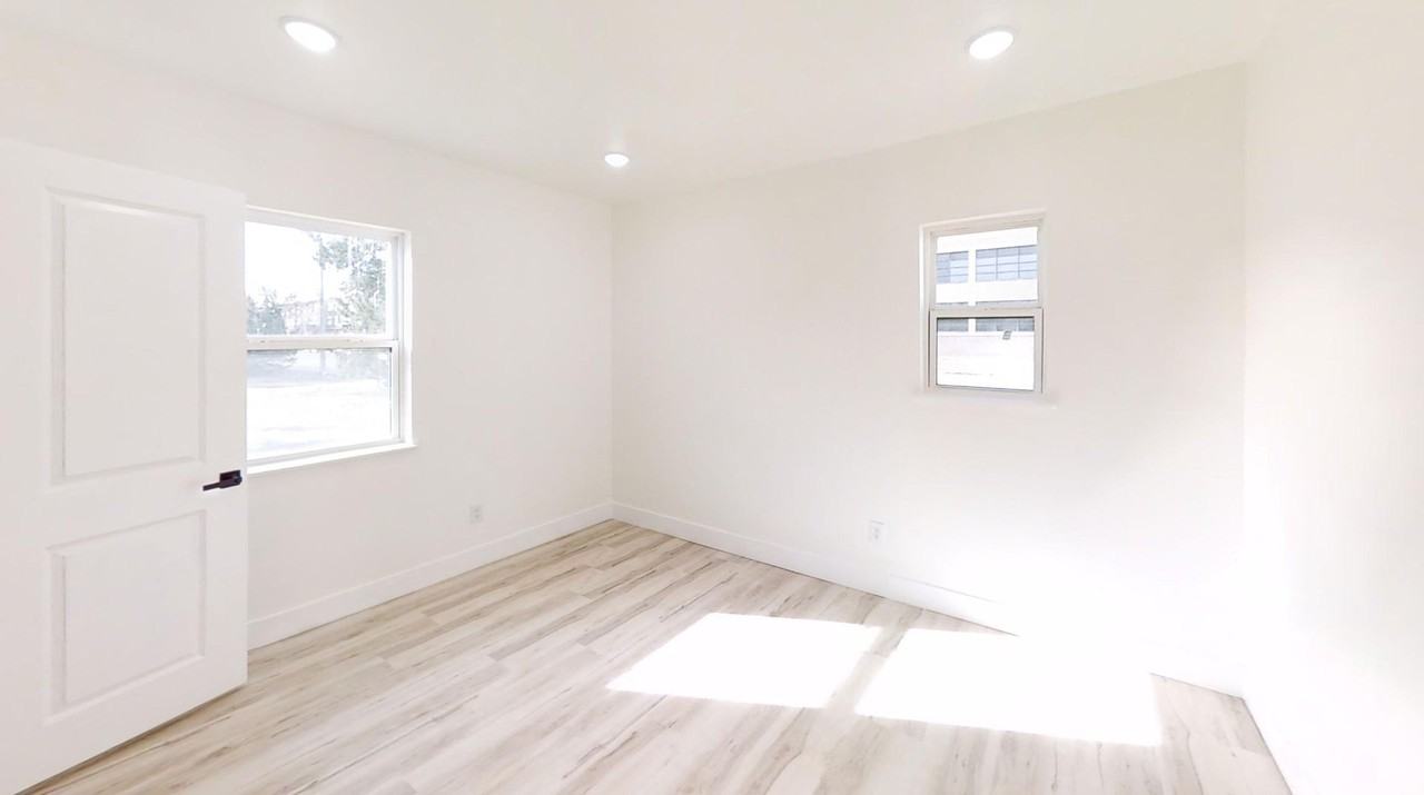 1129 W 14th St - Photo 3 of 13