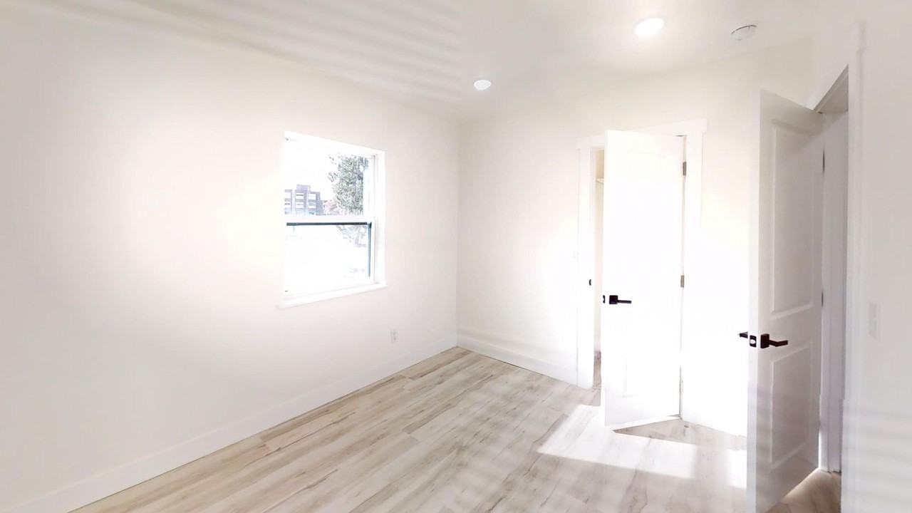 1129 W 14th St - Photo 4 of 13