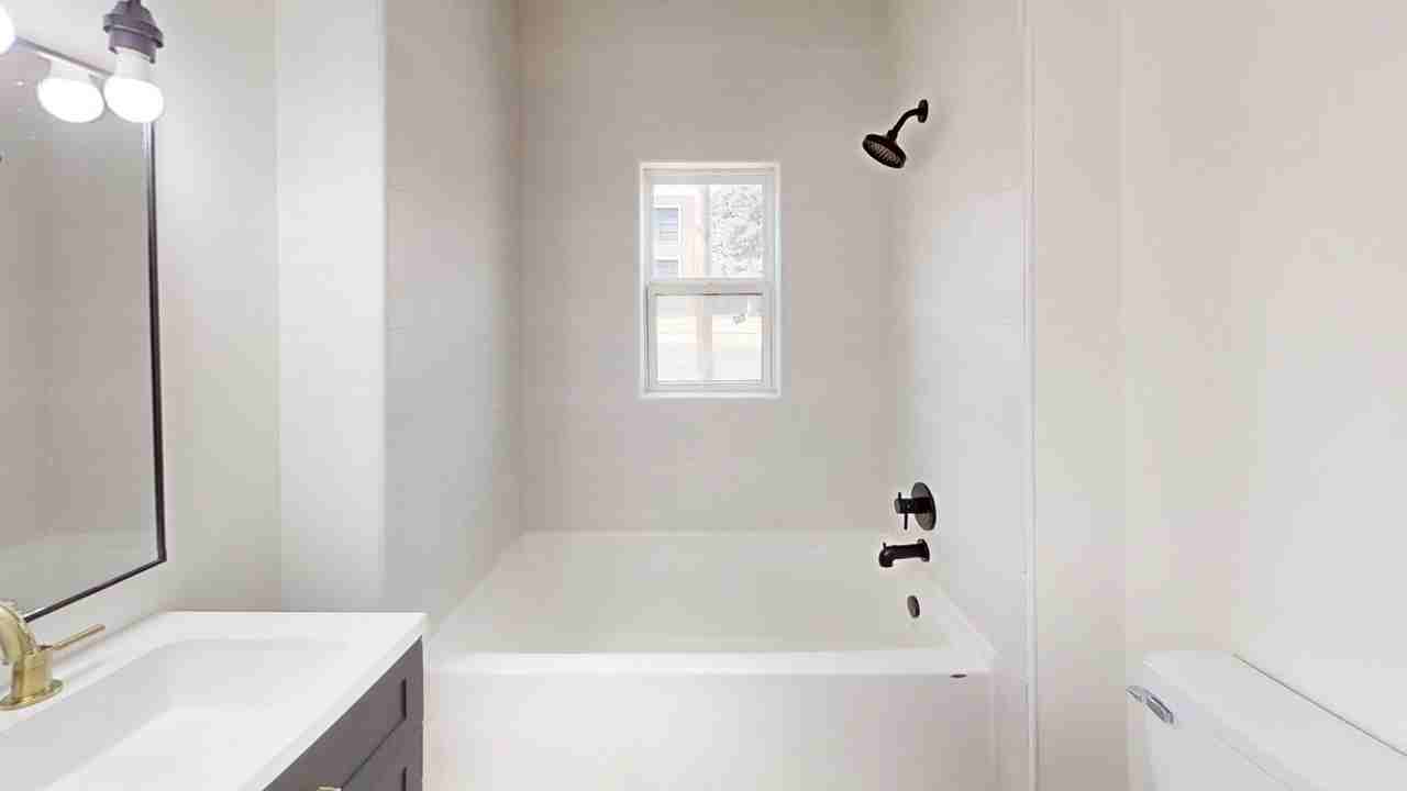 1129 W 14th St - Photo 6 of 13