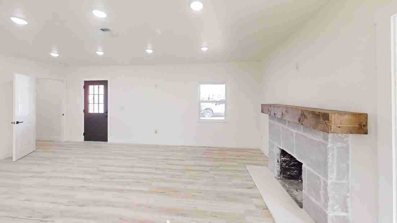 1129 W 14th St - Photo 7 of 13