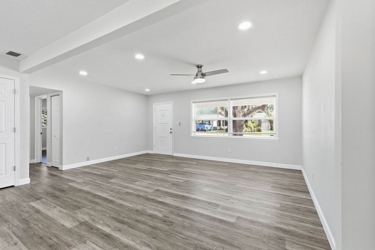 1713 Valencia Dr E - Photo 4 of 28