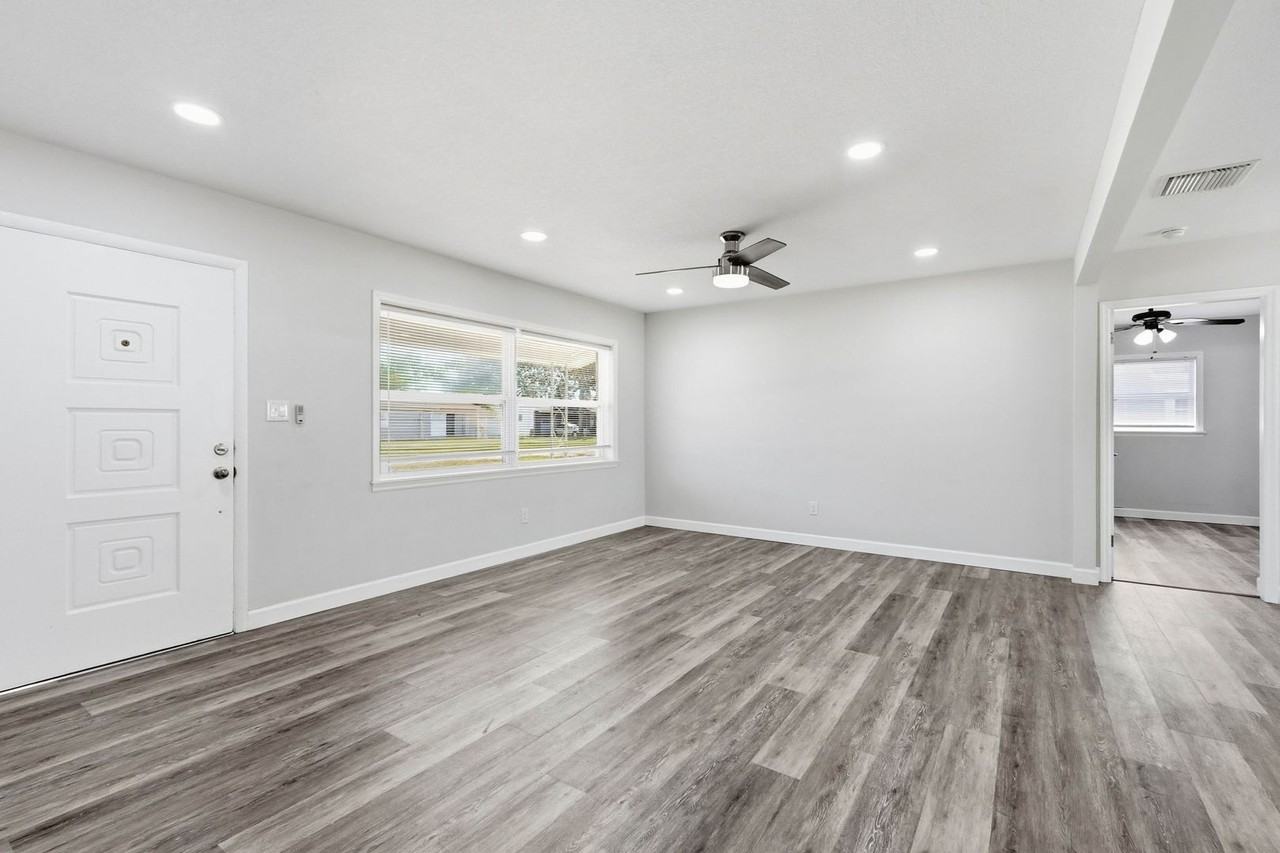 1713 Valencia Dr E - Photo 5 of 28