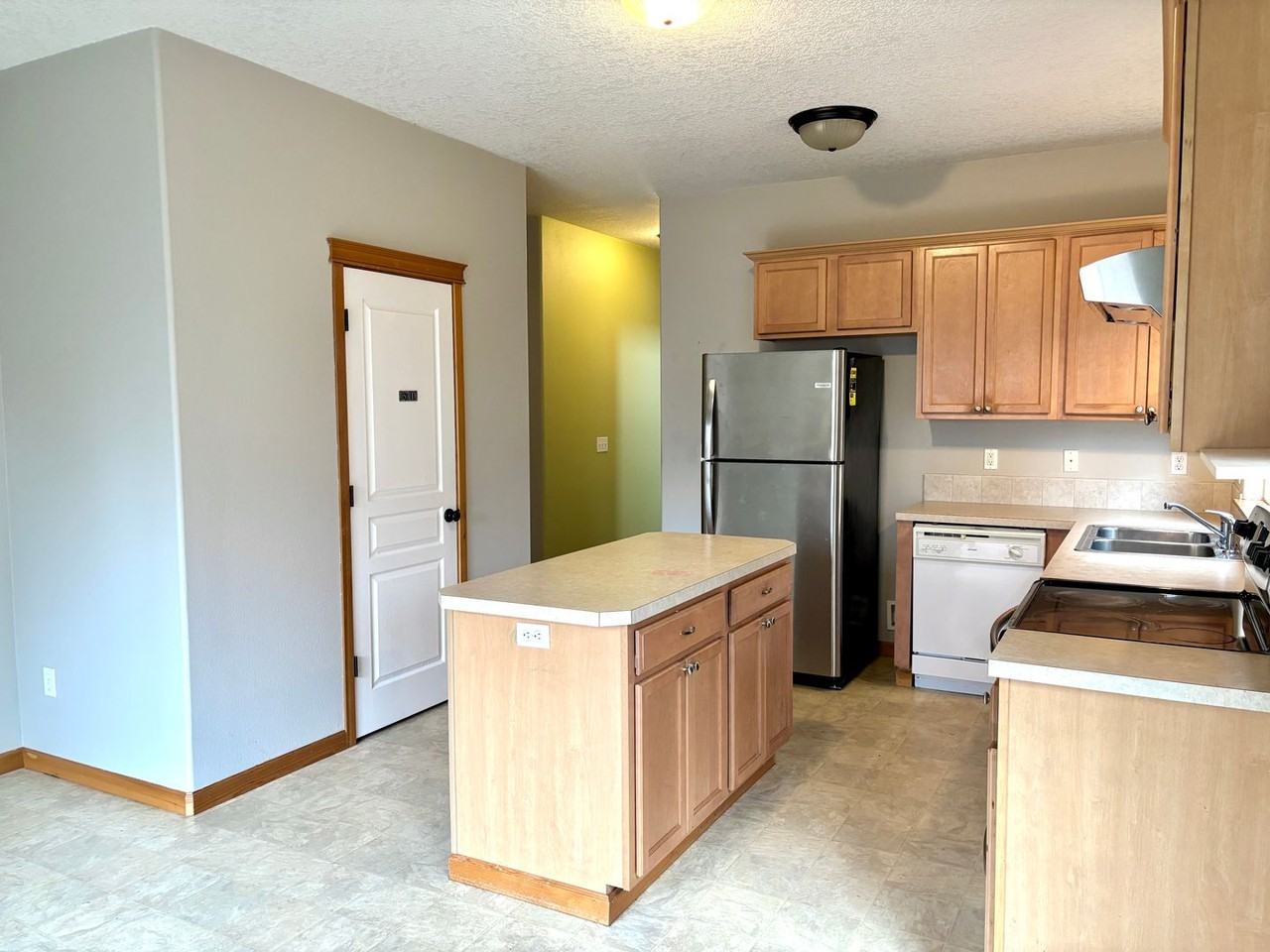 787 Ne 93rd Ave - Photo 7 of 23