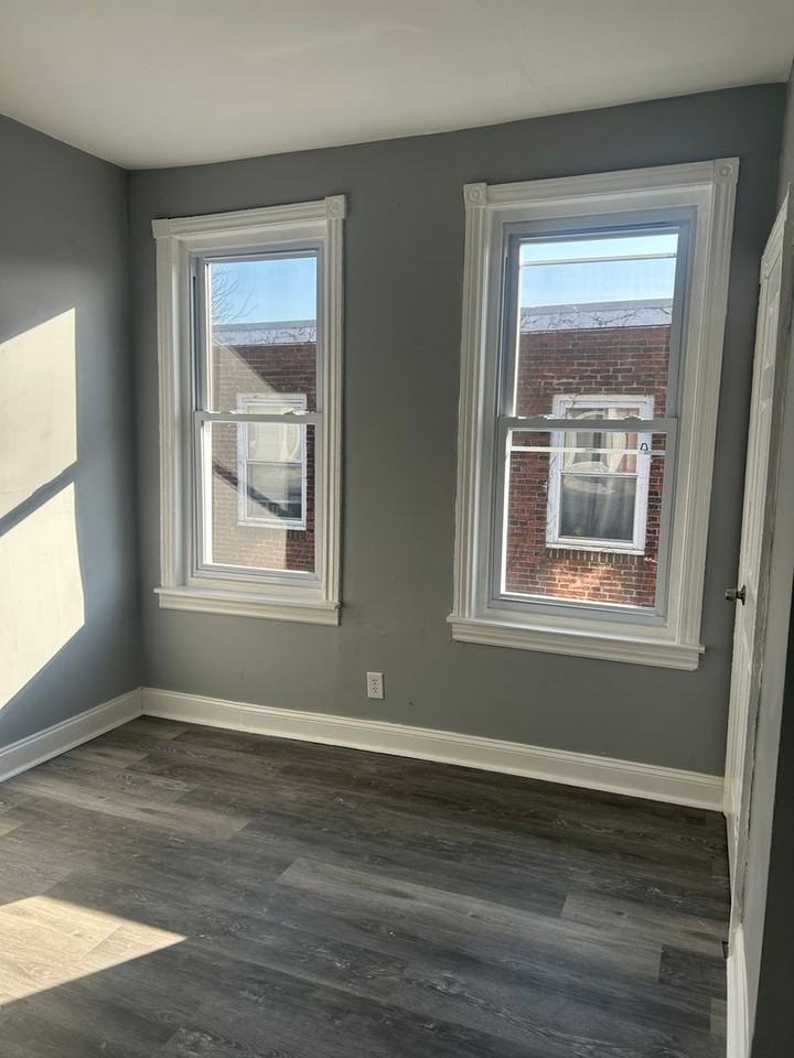 5450 Media St - Photo 4 of 22