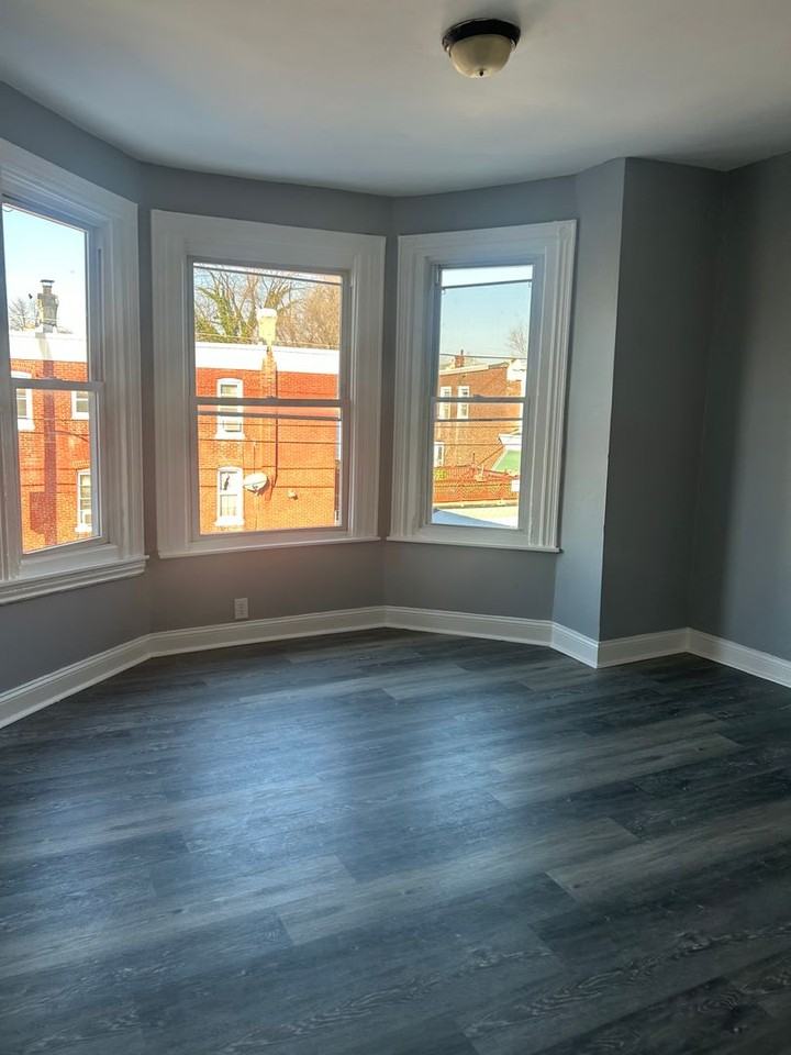 5450 Media St - Photo 7 of 22