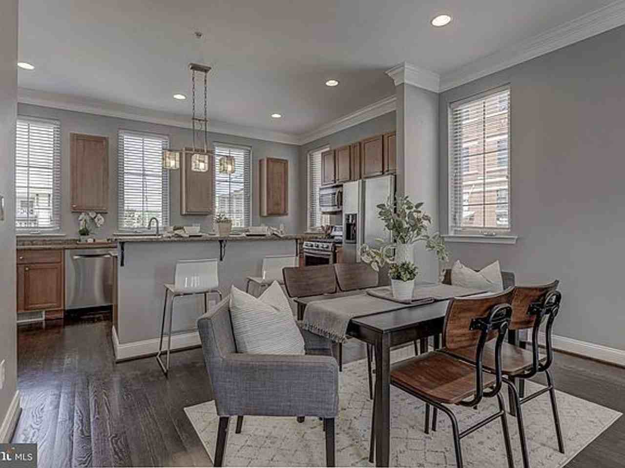 1016 S Conkling St - Photo 2 of 14