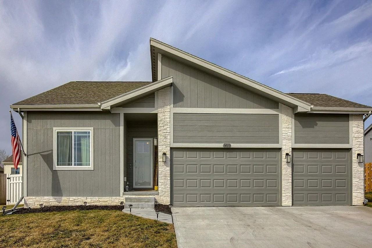 14810 S 19th St - Photo 2 of 32