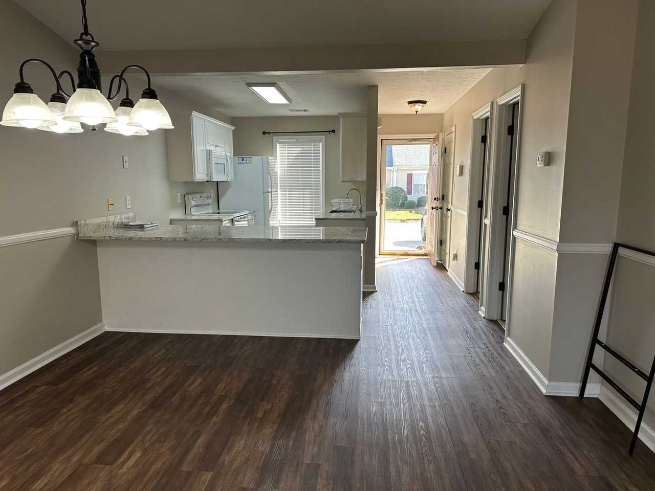 403 Regency Park Dr - Photo 4 of 33