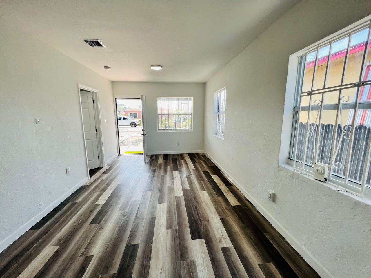 1283 Nw 72nd St - Photo 4 of 29