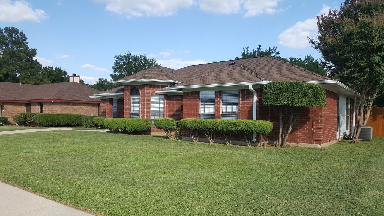 5421 Stagetrail Dr - Photo 2 of 41