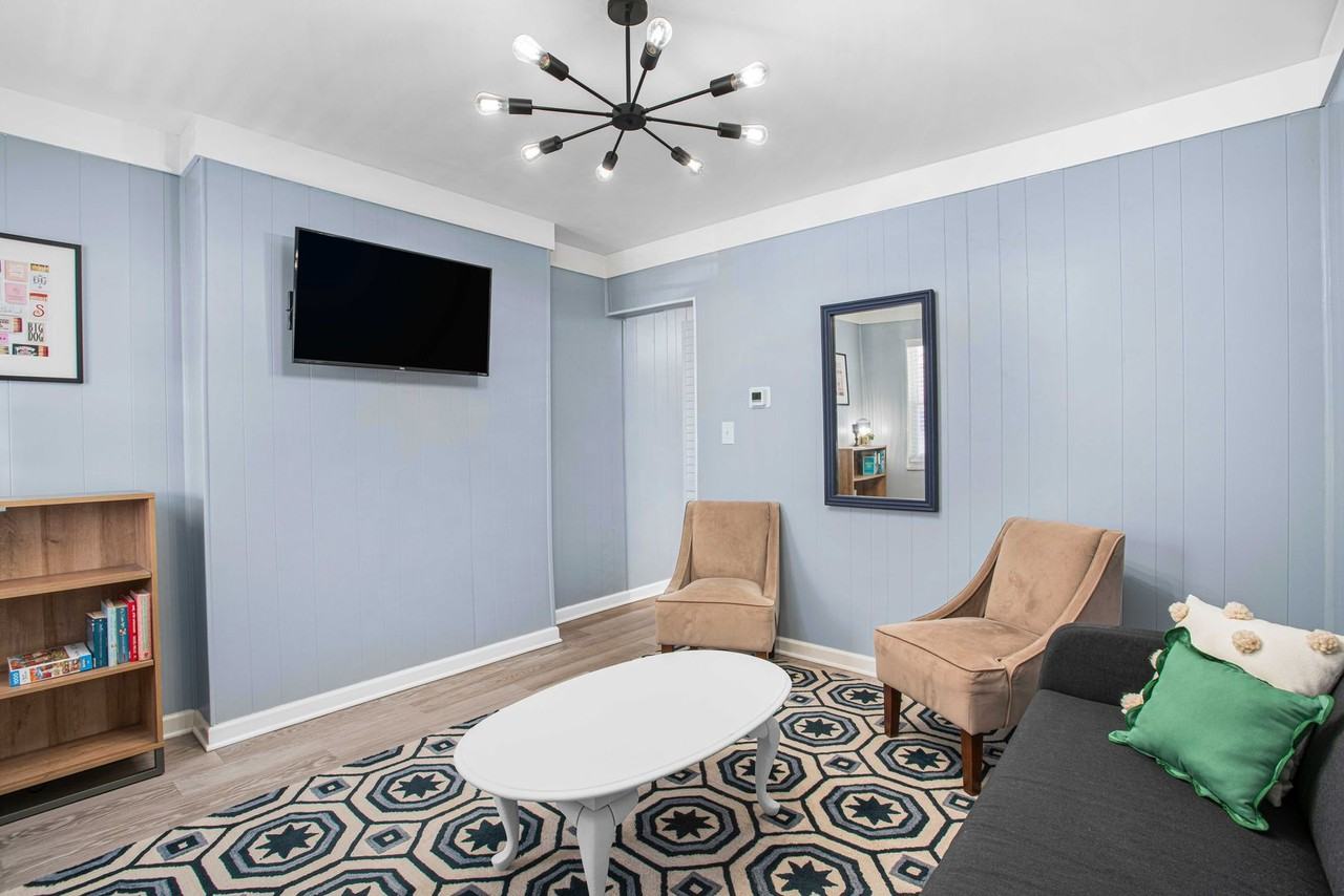 4047 Geneva St - Photo 5 of 27