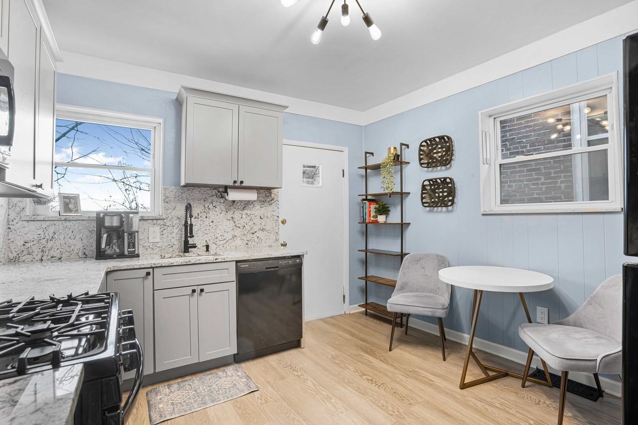 4047 Geneva St - Photo 6 of 27