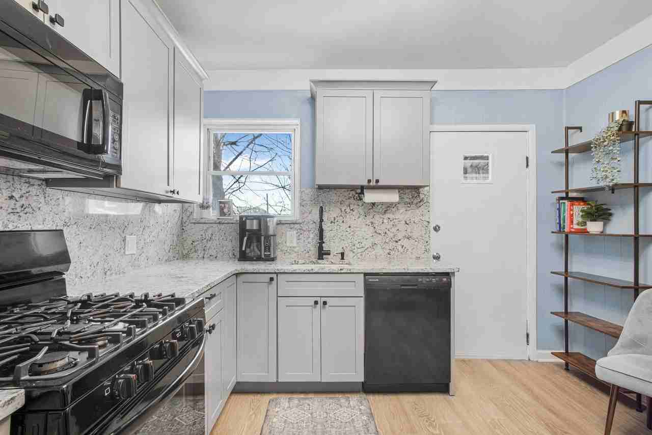 4047 Geneva St - Photo 7 of 27