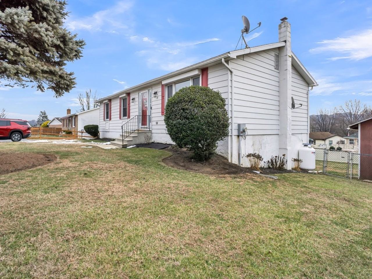 32 Maywood Ave - Photo 4 of 34