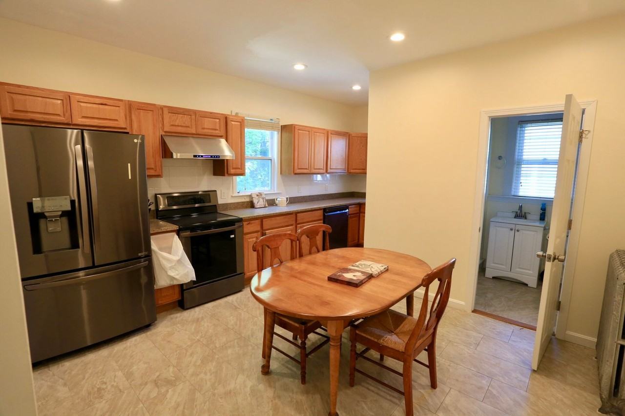 122 Forest St - Photo 5 of 8