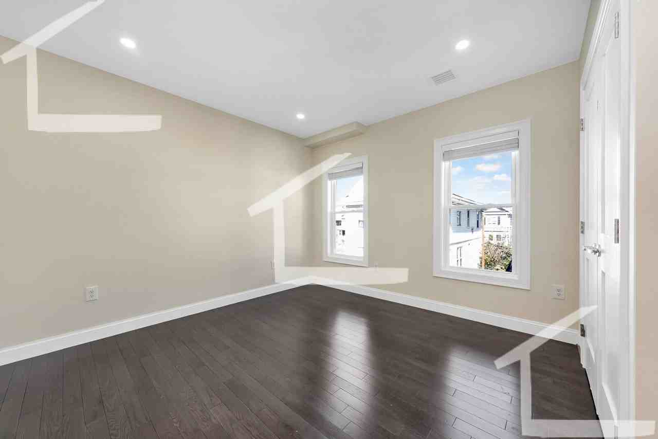 53 Wright Ave - Photo 5 of 32