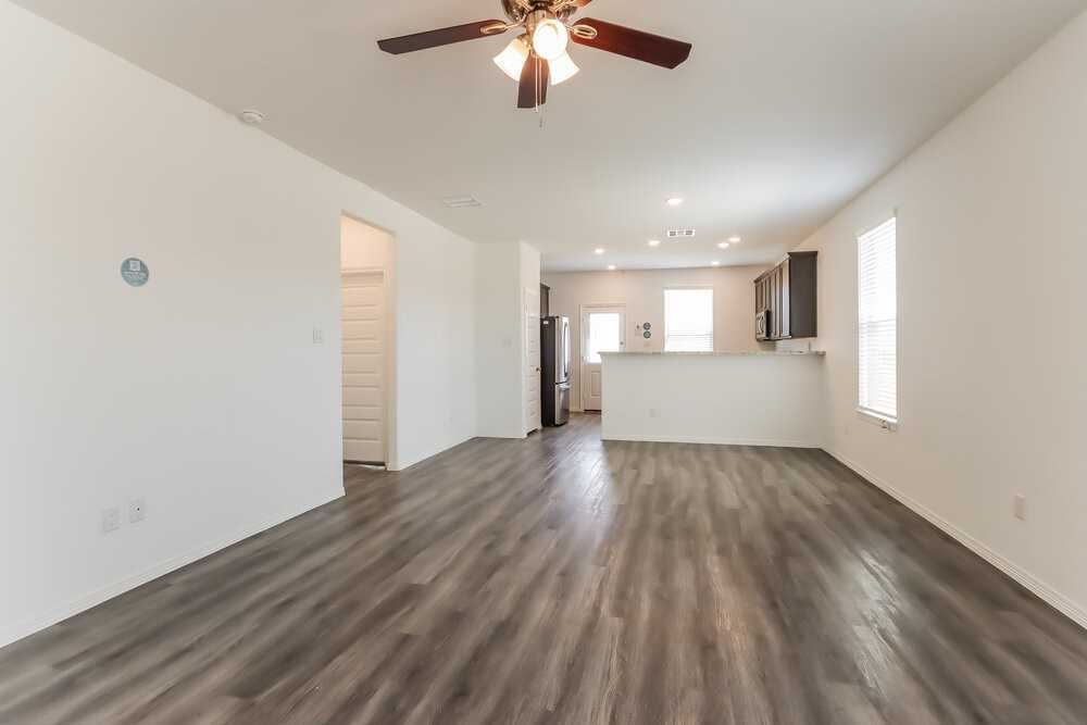 20975 Endeavor St - Photo 4 of 17