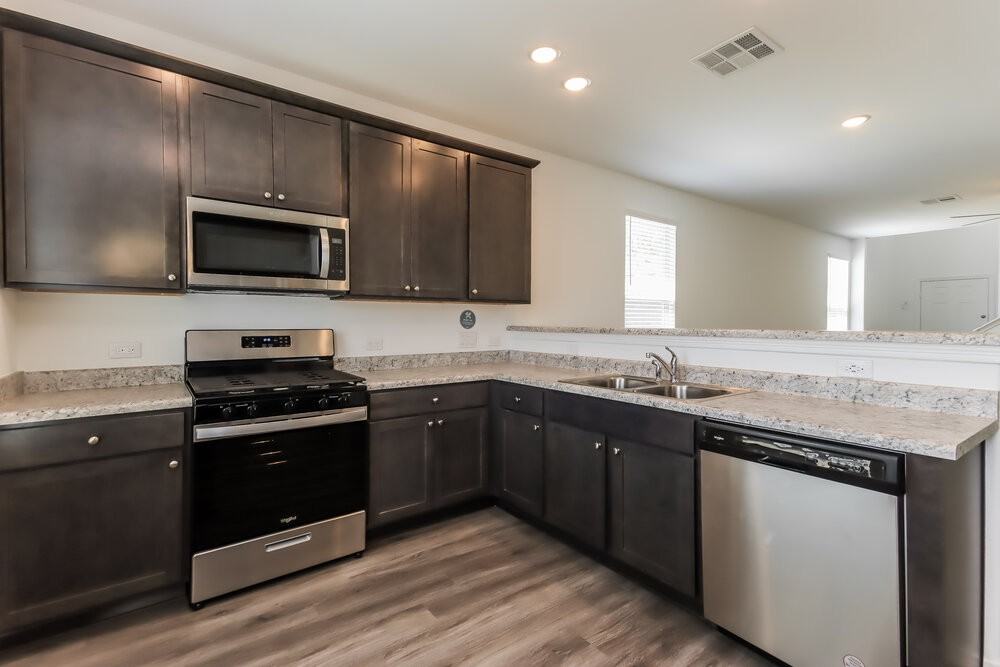 20975 Endeavor St - Photo 6 of 17