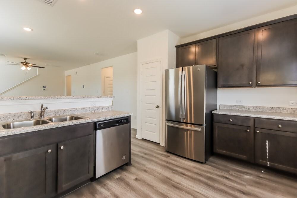 20975 Endeavor St - Photo 7 of 17