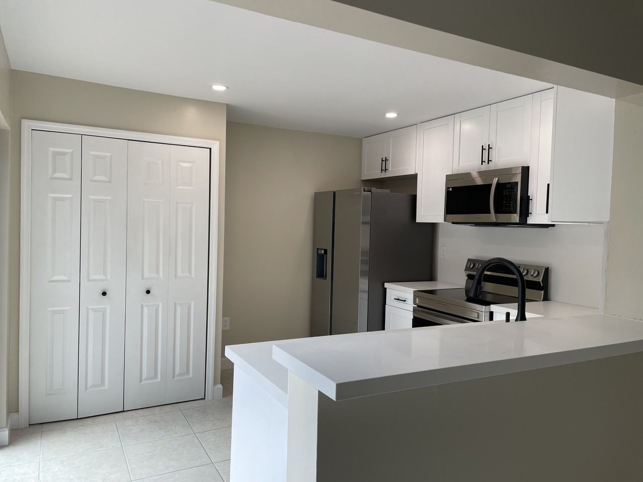 4702 Southwest 67th Avenue - O-19Unit O-19 #O19 - Photo 2 of 10