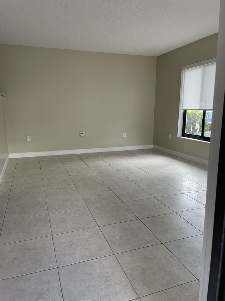 4702 Southwest 67th Avenue - O-19Unit O-19 #O19 - Photo 4 of 10