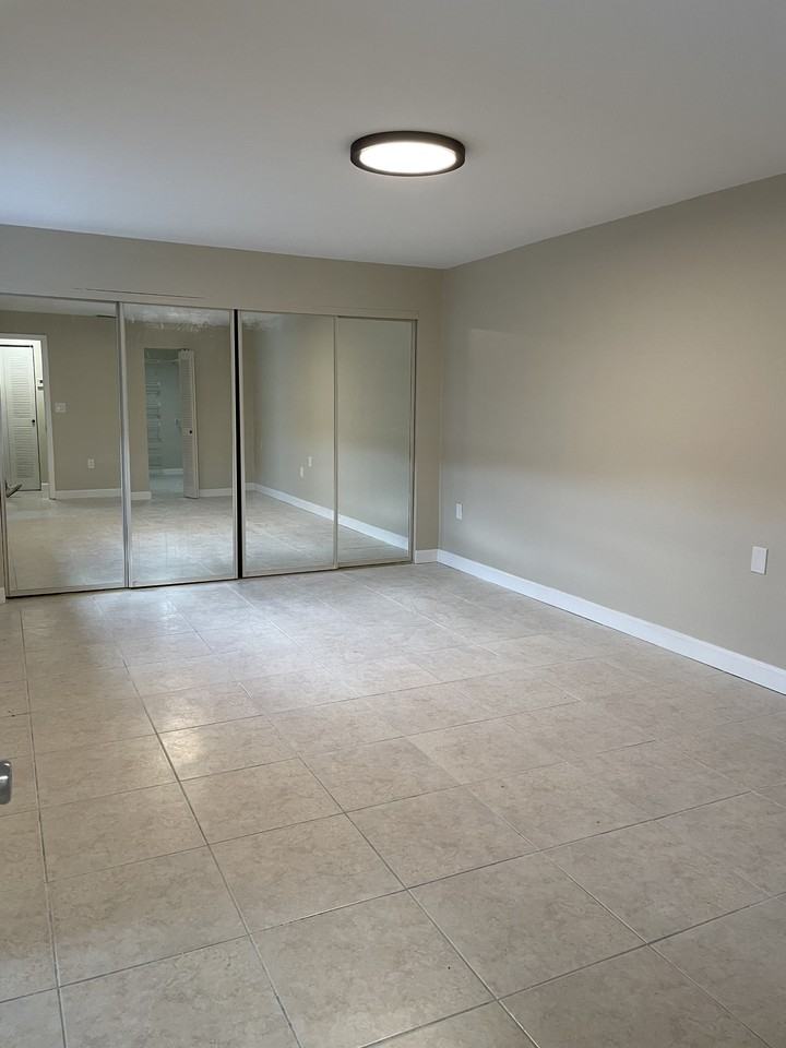 4702 Southwest 67th Avenue - O-19Unit O-19 #O19 - Photo 6 of 10