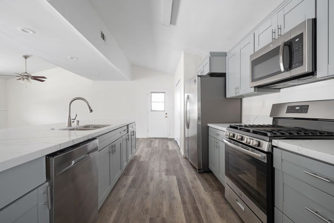 5288 Manhasset Dr - Photo 2 of 22