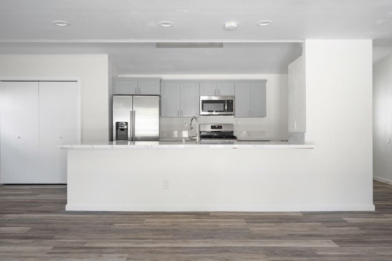 5288 Manhasset Dr - Photo 5 of 22