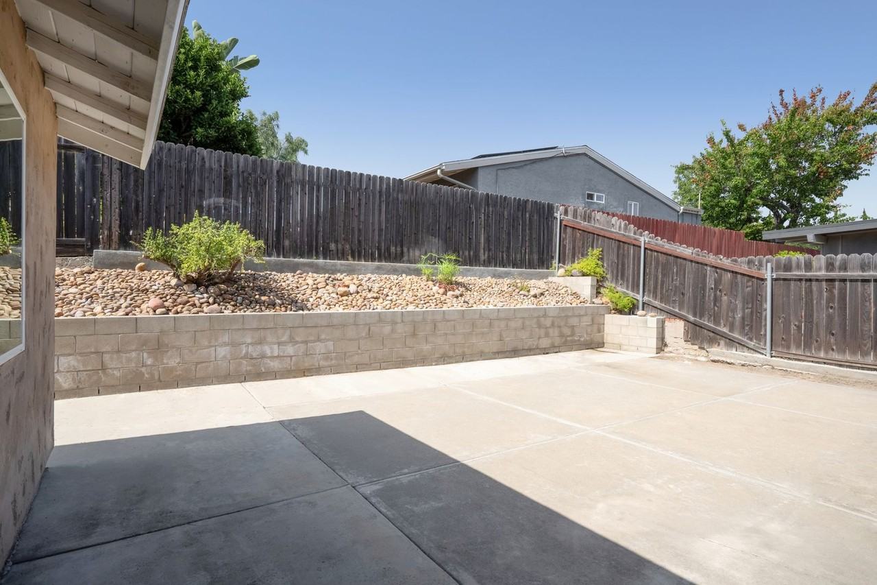 5288 Manhasset Dr - Photo 7 of 22