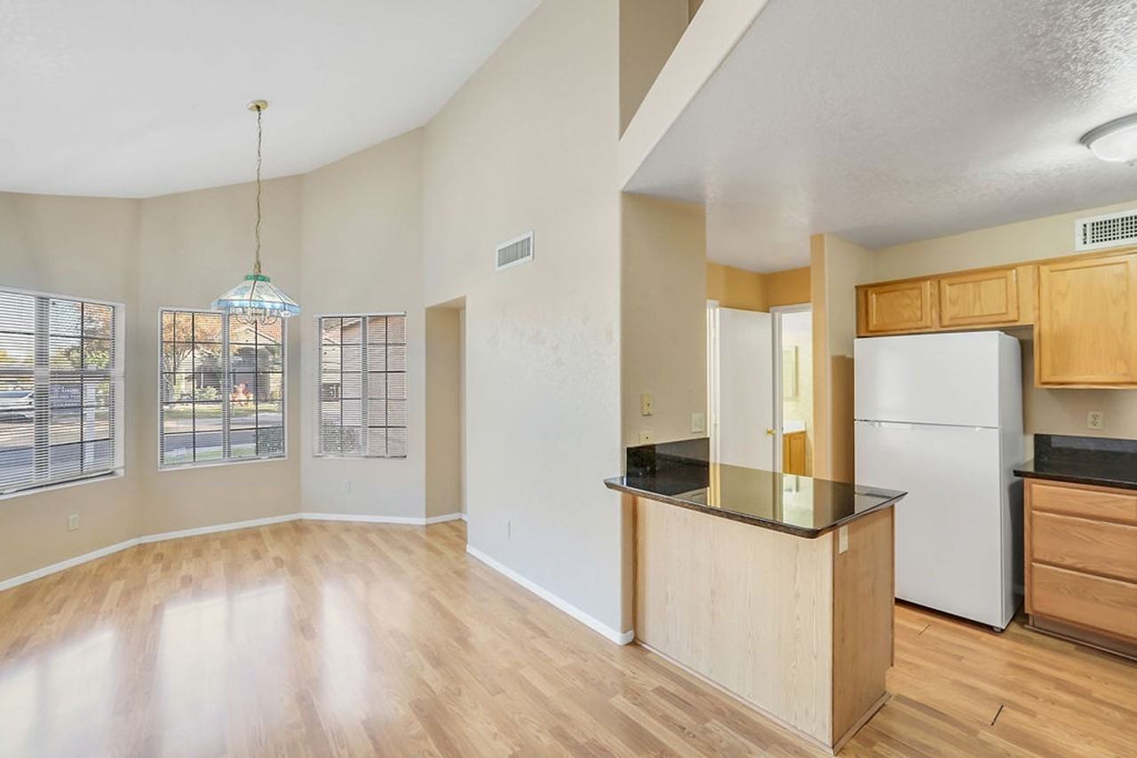 4413 E Hiddenview Dr - Photo 3 of 29