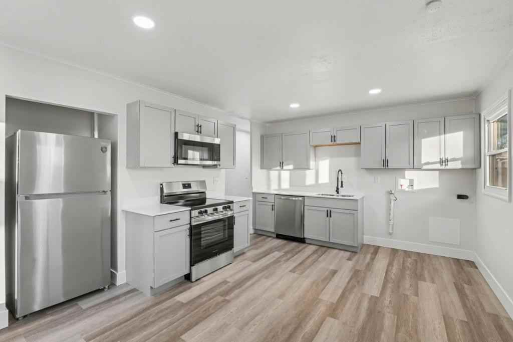 3673 Yellowstone Ave - Photo 4 of 24