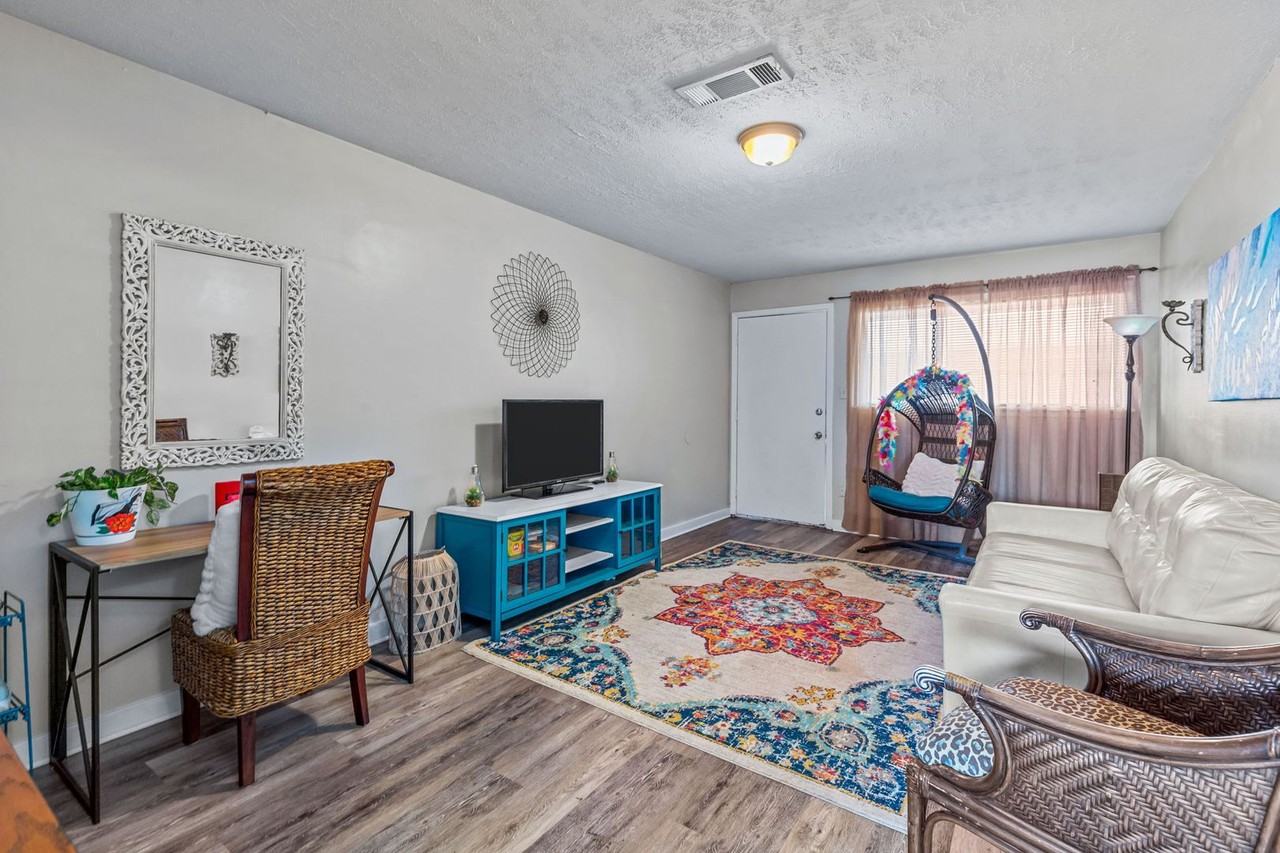 Pearl Manor - Photo 2 of 12