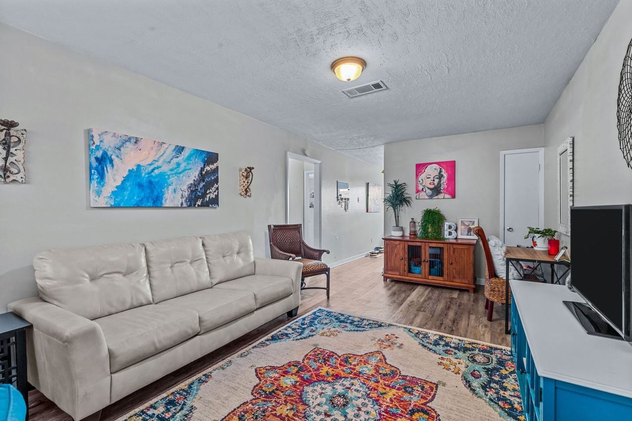 Pearl Manor - Photo 3 of 12