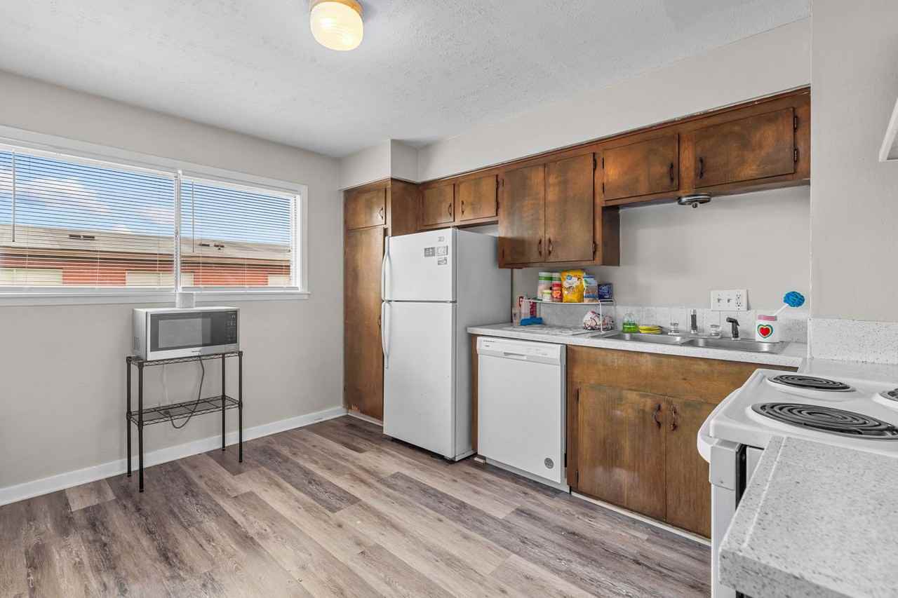 Pearl Manor - Photo 4 of 12